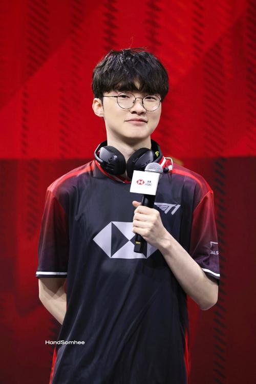 NiKo锤烂桌子 赛后开怀大笑展示众人